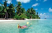 Schnorcheln vor Palmenstrand, Malediven, Indischer Ozean, Medhufushi, Meemu Atoll