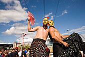 Zwei verkleidete Männer nahe der Quai Brücke auf der Street Parade, Zürich, Schweiz