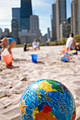 Menschen am North Beach mit Skyline Chicago, Illinois, USA