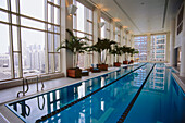 Pool- und Spa-Bereich im Hotel Peninsula, Chicago, Illinois, USA