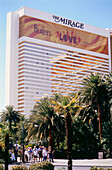 Straßenszene auf The Strip vor Hotel The Mirage, Las Vegas, Nevada, USA, Amerika