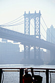 Fischer am Ufer des East River mit Blick zur Manhattan Bridge, New York, USA, Amerika
