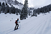 Skitourgeherin im Aufstieg zur Sulzspitze, Allgäuer Alpen, Tirol, Österreich