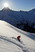 Skifahrerin bei der Abfahrt an der Engelspitze, Namloser Wetterspitze im Hintergrund, Lechtaler Alpen, Tirol, Österreich