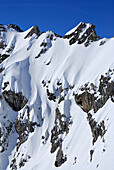 Tief mit Schnee bedeckter Felsgrat, Woleggleskarspitze, Allgäuer Alpen, Allgäu, Tirol, Österreich