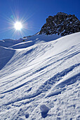 Skispuren im Schafkar mit Blick auf den Schafkopf, Lechtaler Alpen, Tirol, Österreich