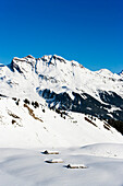 Blick auf schneebedeckte Almhütten, Grindelwald, Berner Oberland, Kanton Bern, Schweiz