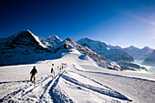 Skischule, Eiger, Mönch und Jungfrau im Hintergrund, Männlichen, Grindelwald, Berner Oberland, Kanton Bern, Schweiz