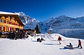 Gäste auf der Terrasse einer Skihütte, First, Grindelwald, Berner Oberland, Kanton Bern, Schweiz
