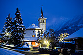 Beleuchtete Kirche im Winter, Grindelwald, Berner Oberland, Kanton Bern, Schweiz