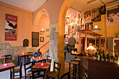 Mann in einem Bar, Café, Art Café 1900, Larnaka, Südzypern, Zypern