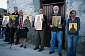 Leute mit Ikonen, Prozession, Ikonenprozession, Agros, Pitsilia, Troodos Gebirge, Südzypern, Zypern