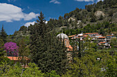 Dorf Potamitissa in Frühling, Kirschblüten Baum im Hintergrund, Pitsilia, Troodos Gebirge, Südzypern, Zypern