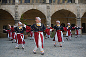 Eine Gruppe Tänzerinnen in Tracht, Folklore, Buyuk Han, die alte Karawanserei, Ottoman, Lefkosia, Nicosia, Nordzypern, Zypern