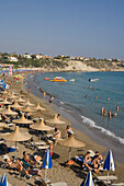 Leute am Strand, Coral Bay, bei Pafos, Südzypern, Zypern