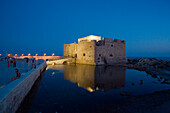 Mittelalterliche Kastell, Burg, direkt am Hafen bei Nacht, Spiegelung im Wasser, Pafos, Südzypern, Zypern