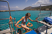 Frau klettert ins Boot, Ausflug mit einem Glasbodenboot, Küste bei Akamas, Latsi, bei Polis, Südzypern, Zypern