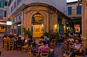 Studenten vor einem Straßencafe, cafe, Kafenion, Nicosia, Nikosia, Lefkosia, Südzypern, Zypern