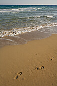 Füßabdrücke im Sand, Strand, Golden Sands Beach, Dipkarpaz, Rizokarpaso, Karpaz, Karpasia, Karpass Halbinsel, Nordzypern, Zypern