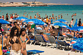 Leute beim Sonnenbaden am Strand, Nissi Beach, Agia Napa, Südzypern, Zypern