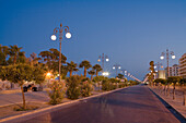 See Promenade mit Straßenlaternen und Palmen bei Nacht, Larnaka, Südzypern, Zypern