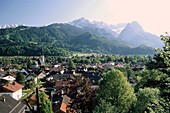Blick über Partenkirchen auf Zugspitze und Alpspitze, Garmisch-Partenkirchen, Bayern, Deutschland