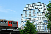 U-Bahn passiert Bürogebäude, Hamburg, Deutschland