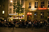 Leute sitzen in einer Bar in der Altstadt, Bern, Schweiz