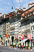Leute in der Gerechtigkeitsgasse, Altstadt, Bern, Schweiz