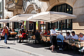 Leute im Restaurant Zum Braunen Mutz, Barfüsserplatz, Basel, Schweiz