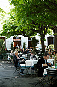 Leute sitzen draußen vor Bar campari, Theaterplatz, Basel, Schweiz