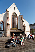 Leute auf der Treppe vor der Barfüsserkirche, Historisches Museum, Barfüsserplatz, Basel, Schweiz
