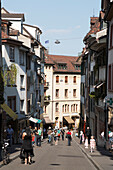 Geschäfte in einer Gasse am Spalenberg, Basel, Schweiz
