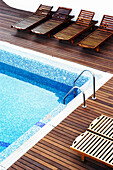 Swimming-pool and long chairs at Hotel El Tio Kiko. San José. Cabo de Gata, Andalucía. Spain.