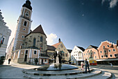 Brunnen und Kirche am Marktplatz, Cham, Niederbayern, Bayern, Deutschland