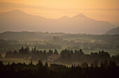 Landschaft im frühen Morgenlicht, Bayern, Deutschland