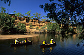 Gäste der Wrotham Park Lodge beim Kanufahren auf dem Mitchell River, Queensland, Australien