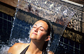 Frau entspannt sich im Pool an der Homestead der Wrotham Park Lodge, Queensland, Australien