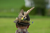 Mann trägt einen Hut mit Federn, Oberösterreich, Österreich