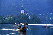 Die Wallfahrtskirche St. Maria im See auf einer Insel im Bleder See, Slowenien