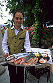 Meeresfrüchteplatte in einem Restaurant in Izola, Slowenien