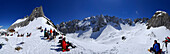 Skitourengeher rasten an der Fritz-Pflaum-Hütte, Griesner Kar, Wilder Kaiser, Kaisergebirge, Tirol, Österreich