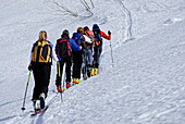 Skitourengeher im Aufstieg zum Ellmauer Tor, Kübelkar, Wilder Kaiser, Kaisergebirge, Tirol, Österreich