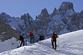 Skitourengeher im Griesner Kar, Wilder Kaiser, Kaisergebirge, Tirol, Österreich