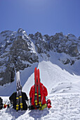 Backcountry skiers resting, Griesner Kar, Wilder Kaiser, Kaiser range, Tyrol, Austria