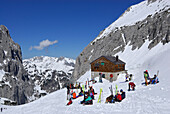 Skitourengeher rasten an der Fritz-Pflaum-Hütte, Griesner Kar, Wilder Kaiser, Kaisergebirge, Tirol, Österreich
