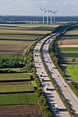 Verkehr auf der Autobahn A7, Windräder im Hintergrund, Niedersachsen, Deutschland