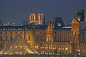 Palais de Louvre, Pyramide und Notre Dame im Abendlicht, Paris, Frankreich