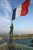 Französische Fahne, Tricolore auf den Dach von der Nationalversammlung, Blick zur Madeleine über die Seine, Place de la Concorde, Paris, Frankreich