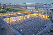 Palais Royal, Pariser Stadtpalast, Staatsrat, Arkadengänge, Säulen von Daniel Buren  1. Arrondissement, Paris, Frankreich